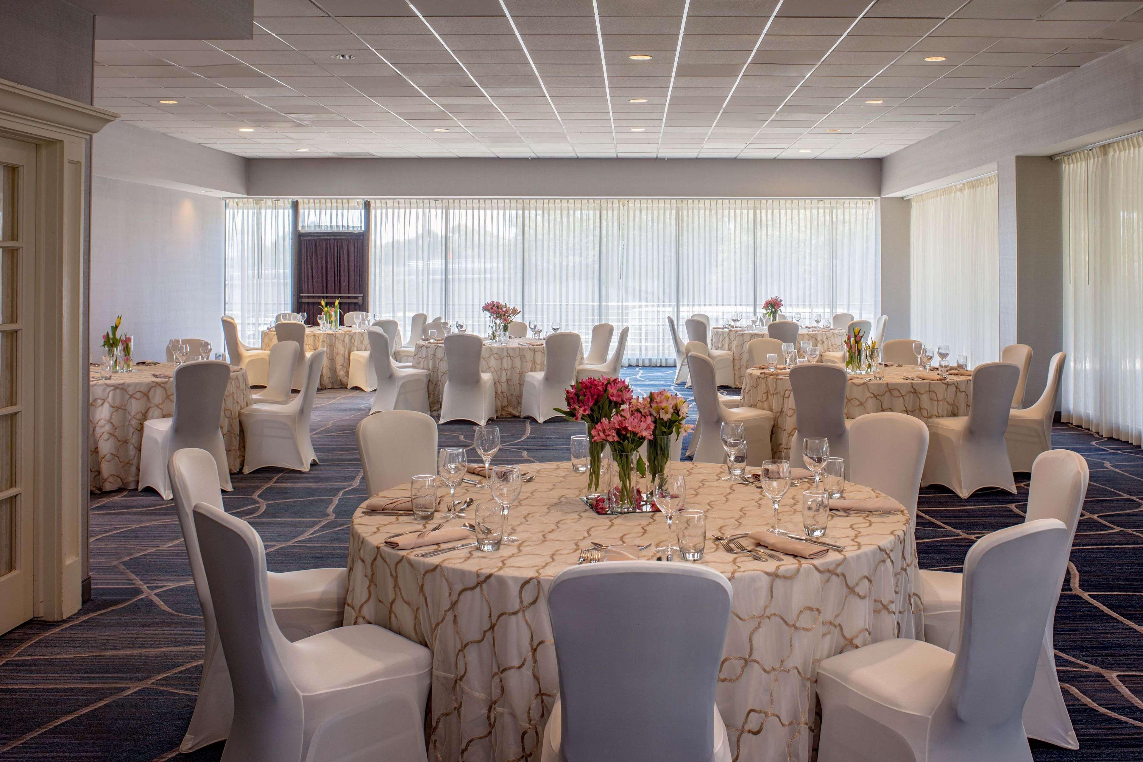 Sonesta Iah Airport Hotel